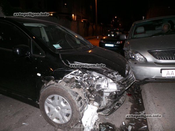 Один Ниссан ударил другой, а тот въехал в Lexus