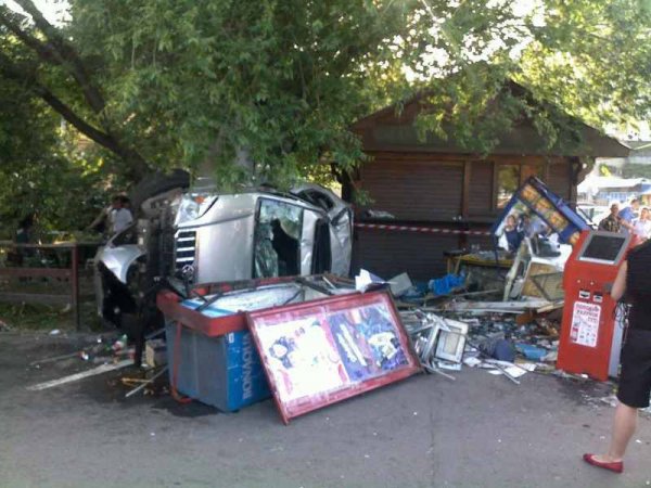 Травмы получили три человека: водитель, продавщица и мужчина, стоявший рядом