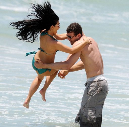 Со временем купальники красотки становятся все меньше