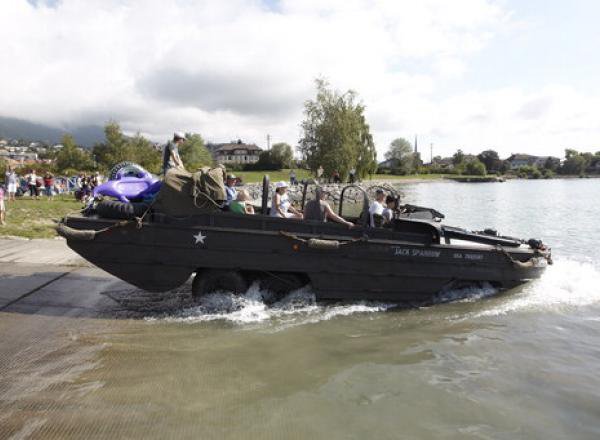 DUKW, который сразу окрестили уткой (от англ. Duck), был выпущен в 21 147 экземплярах. Большой раритет в наше время.