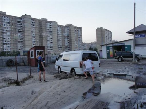 Люди своими силами вытаскивали автомобили