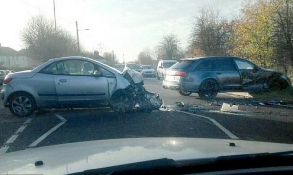 Пострадавшие в аварии автомобили. Машина Дэвида справа