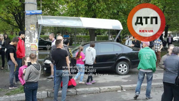 В Киеве Skoda Octavia снесла остановку