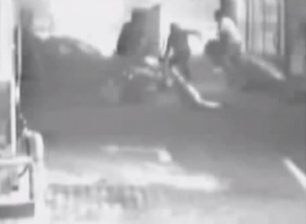 Разбойное нападению в Виннице. Качество плохое, но видно, что бьют лежачих