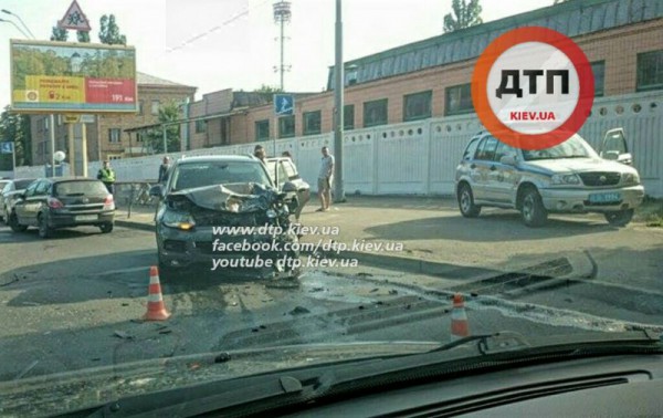 В Киеве лоб в лоб столкнулись два авто