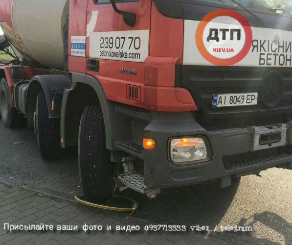 В Киеве бетоновоз смял девушку-велосипедистку
