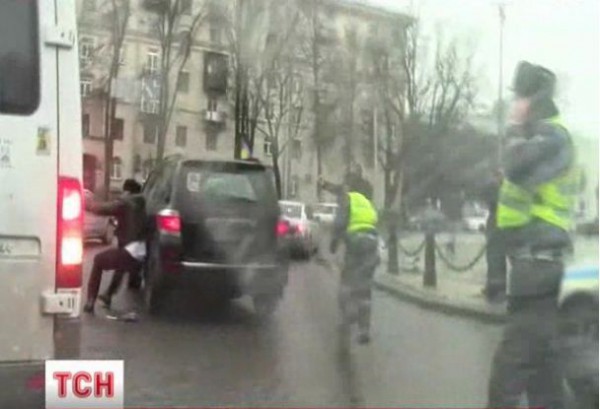 Милиция до сих пор выясняет личность водителя, который сбил гаишника