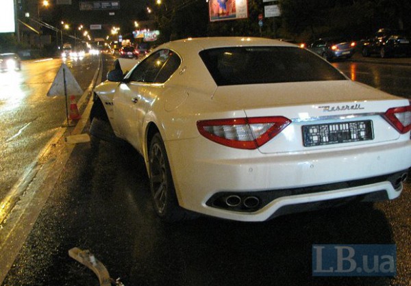 Водитель Maserati получил травму головы, но номера успел скрутить