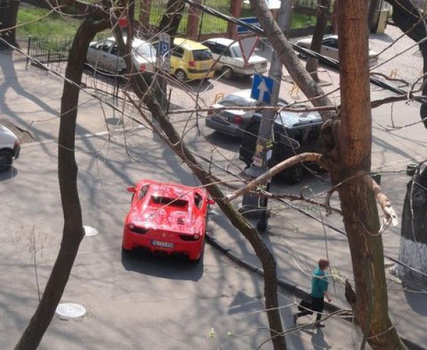 Водитель бросил Ferrari на перекрестке в Одессе