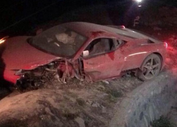 Левая часть Ferrari сильно повреждена