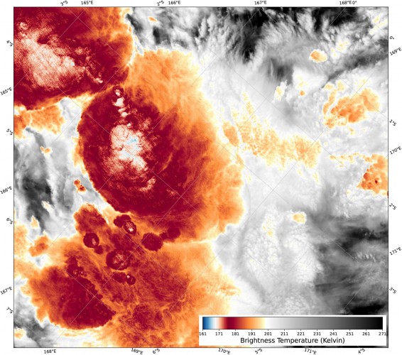 Вверху: яркостные температуры (БТ) VIIRS I5 на 13:38 UTC 29 декабря 2018 г. Скопление особо холодных БТ находится немного левее центра изображения. VIIRS, Набор радиометров видимого инфракрасного диапазона.