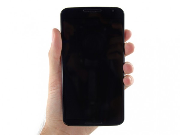 В отличие от iPhone 6 Plus, фаблет от Google имеет более тонкую рамку, что делает экран визуально больше.