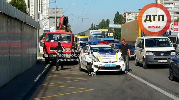 Патрульные полицейские попали в еще одно ДТП в Киеве. Тойота врезалась в маршрутку