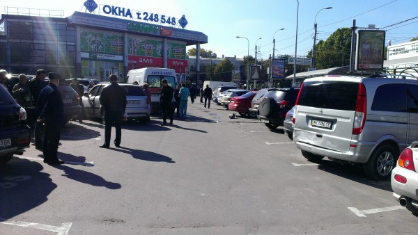 Пострадал водитель микроавтобуса Mercedes, который стоял рядом