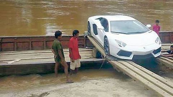 Белый Lamborghini Aventador грузят на лодку