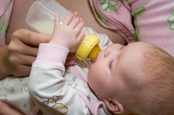 Как подогревать и хранить грудное молоко
