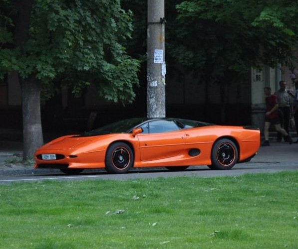 3) Jaguar XJ220. Цена — порядка 4 500 000 гривен