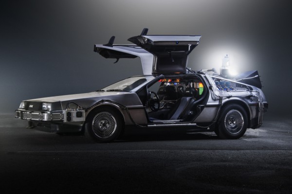  Автомобиль DeLorean DMC-12, переделанный в машину времени, является одним из главных героев трилогии фильмов 