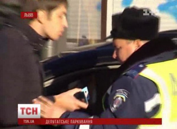 На видео видно - депутат показывает удостоверение. Сам он этот факт отрицал