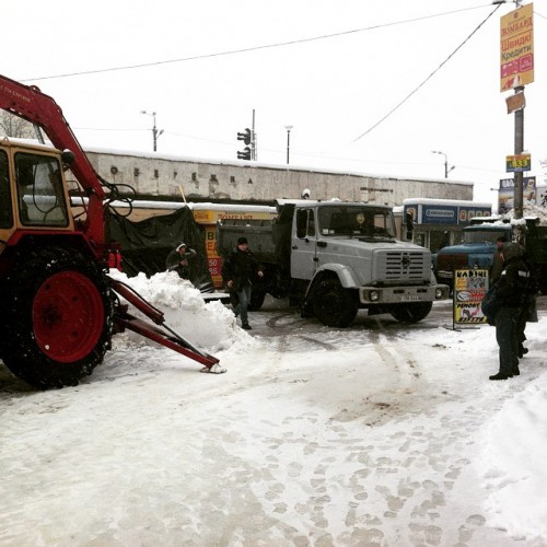 В Киеве продолжают убирать снег
