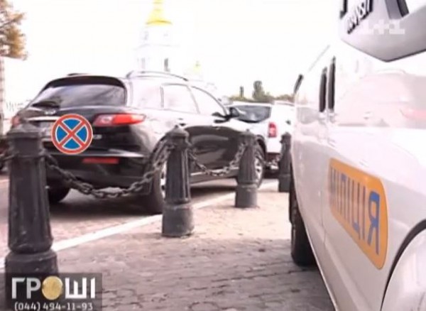 Парковщики нарушают закон перед носом у ГАИ