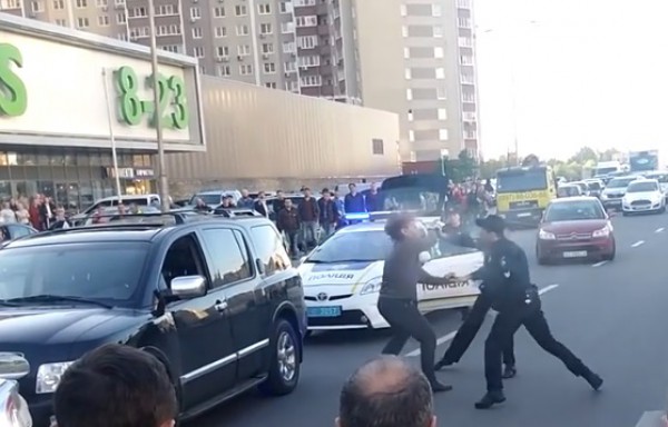 Водитель полез в драку
