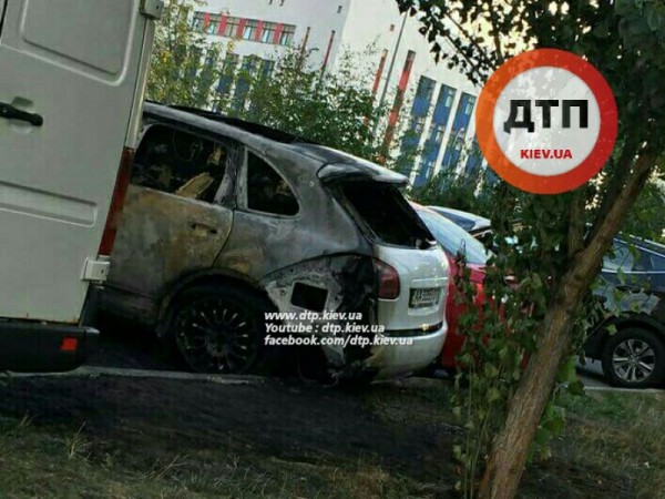 В Киеве сожгли Porsche Cayenne