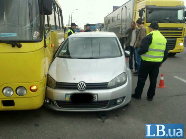 На проспекте Ватутина автомобиль Volkswagen устроил аварию