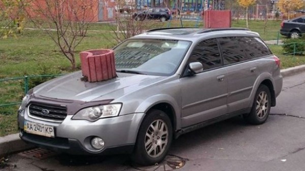 На машину поставили вазоны