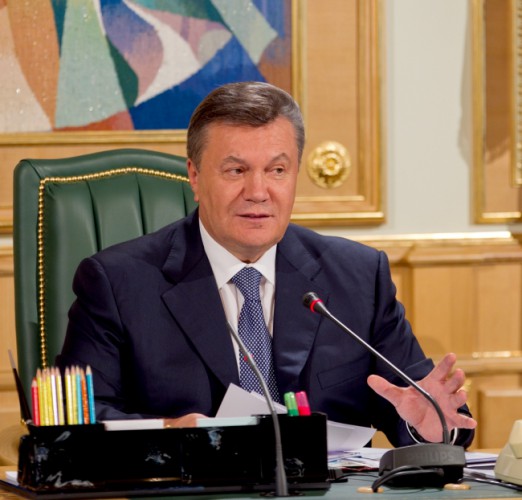 Янукович росчерком пера отправил автомобили украинцев на утилизацию