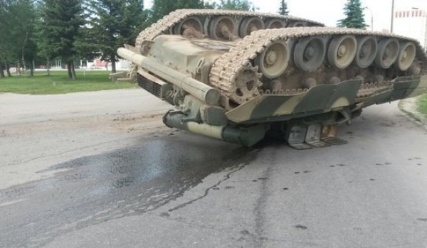 Под Москвой на дороге перевернулся танк
