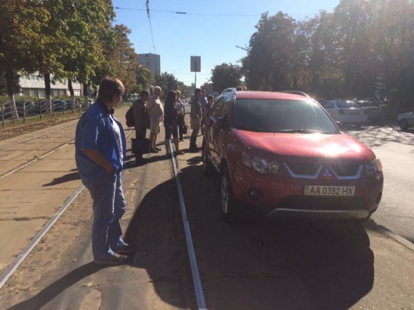 Пассажиры отодвинули машину автохама