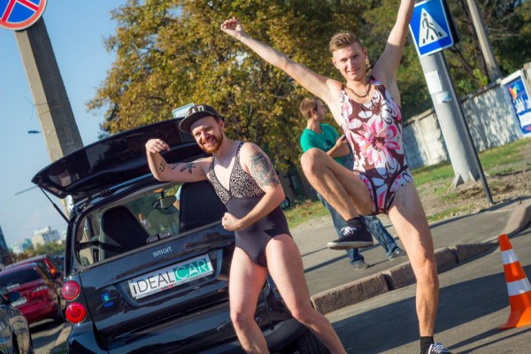 За топливом приехали и женщины, и мужчины