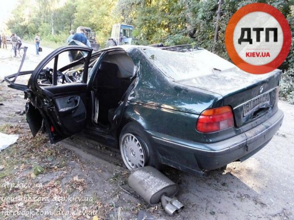 BMW врезался в дерево
