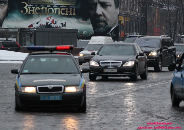 Тот же Mercedes с той же милицейской Шкодой видели и раньше