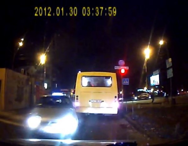 На видео видно, что водитель Daewoo не пытался тормозить