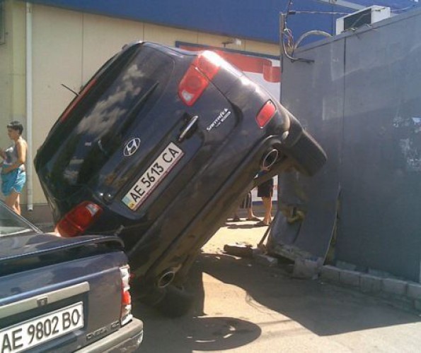 В Днепропетровске Hyundai оперся о киоск