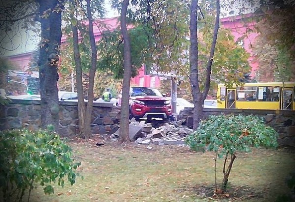 Range Rover Evoque оказался крепче каменного ограждения
