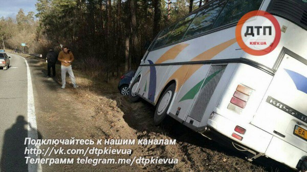 На Столичном шоссе автобус с детьми вылетел в кювет