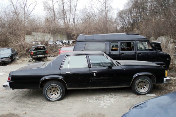 Oldsmobile Delta 88 на свалке в Киеве