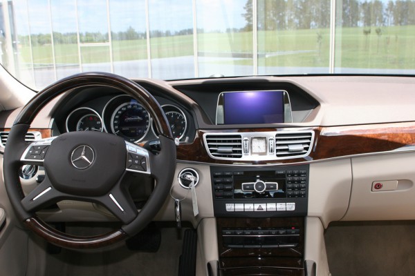 Салон E-Class выглядит традицинно роскошно