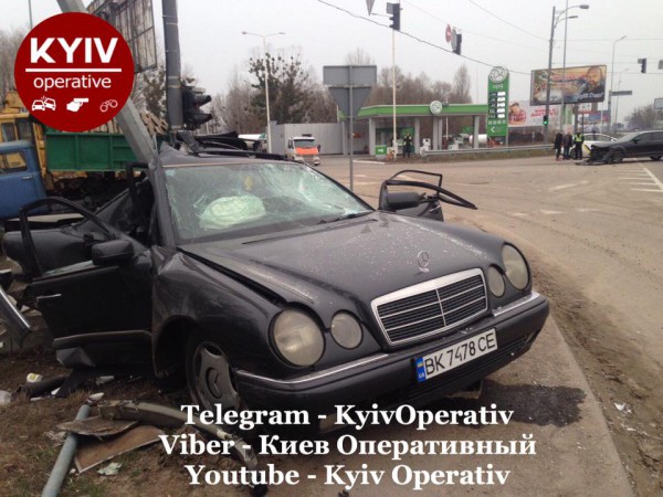 Mercedes врезался в столб в результате столкновения с Volvo