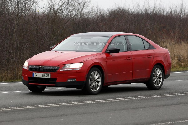 Новая Skoda Superb почти без камуфляжа