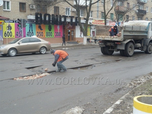 «Кирпичный» ремонт ям в Горловке приказали прекратить