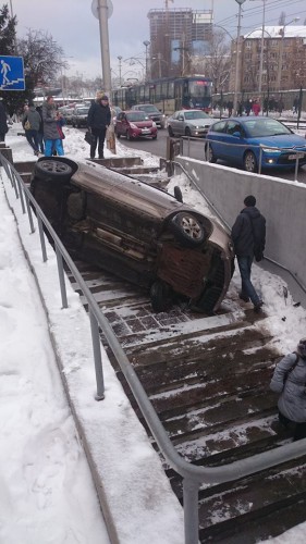 Машина лежала в переходе