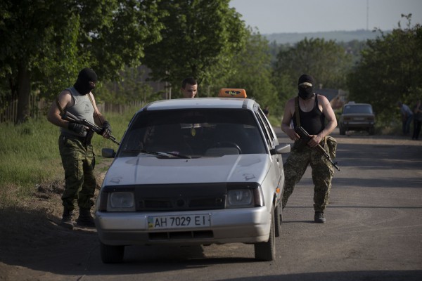 Боевики на Донбассе машины отбирают и без всяких законов