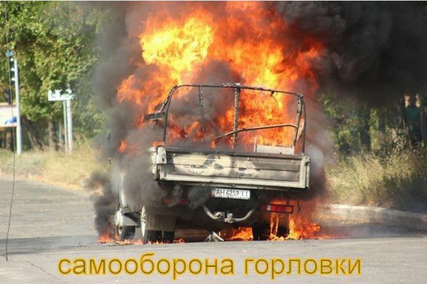 В Горловке возле школы сгорела Газель с символикой боевиков