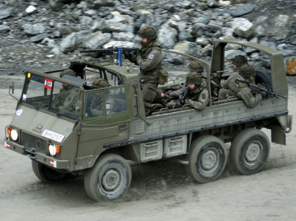 Все модели Pinzgauer снабжены откидными ветровыми стеклами,