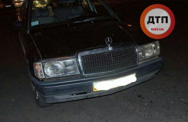 В Киеве Mercedes сбил пешехода