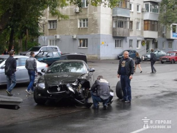 У Мазерати разбит левый передний край